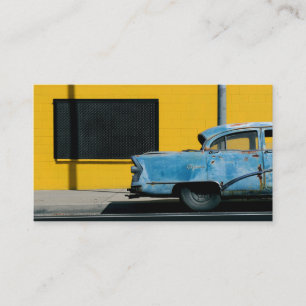 Rusty Blue Car en Yellow Wall Visitekaartje