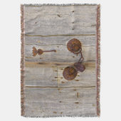 Rusty  oud ijzerhangslot op een houten deur. deken (Voorkant Verticaal)