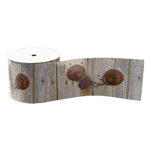 Rusty  oud ijzerhangslot op een houten deur grosgrain lint