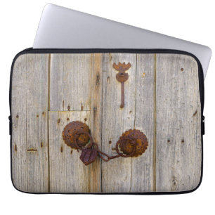 Rusty  oud ijzerhangslot op een houten deur -. laptop sleeve
