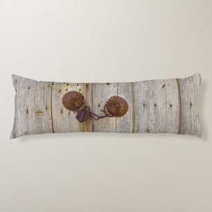 Rusty  oud ijzerhangslot op een houten deur _ lichaamskussen