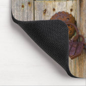 Rusty oud ijzerhangslot op een houten deur - muismat (Hoek)