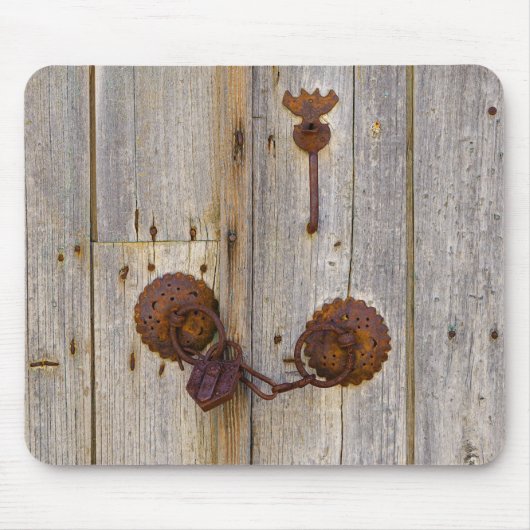 Rusty oud ijzerhangslot op een houten deur - muismat (Voorkant)