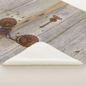 Rusty oud ijzerhangslot op een houten deur ... sherpa deken (3/4)