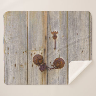 Rusty oud ijzerhangslot op een houten deur ... sherpa deken