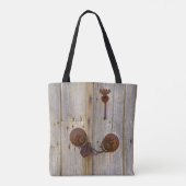 Rusty oud ijzerhangslot op een houten deur ... tote bag (Achterkant)