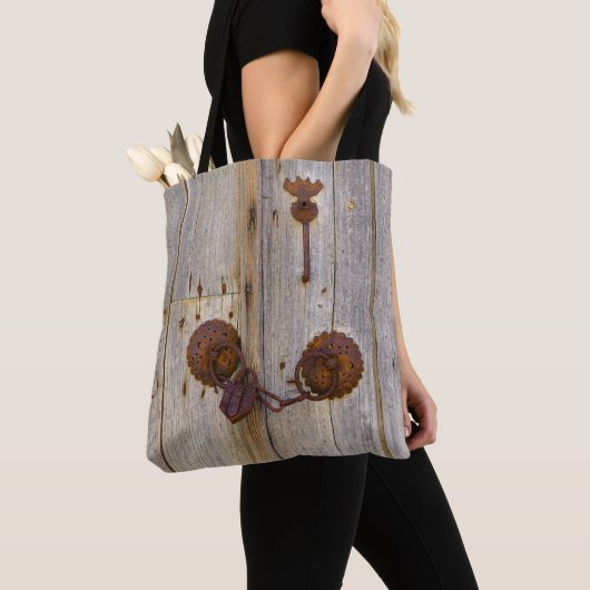 Rusty oud ijzerhangslot op een houten deur ... tote bag (Dichtbij)