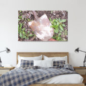 Rusty Shovel in de onkruid Canvas Print (Insitu (Slaapkamer))