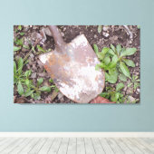 Rusty Shovel in de onkruid Canvas Print (Insitu (Houten vloer))