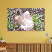 Rusty Shovel in de onkruid Canvas Print (Insitu (Woonkamer))