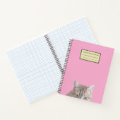 Rusty The Cat Peeking Roze Spiraal Notitieboek (Binnen)
