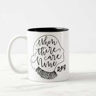 Ruth Bader Ginsburg, als er negen RBG zijn Tweekleurige Koffiemok