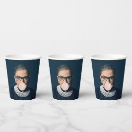 Ruth Bader Ginsburg Blaast Roze Kauwgom Bubbel Papieren Bekers