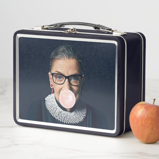 Ruth Bader Ginsburg die roze kauwgom blaast (In situ)