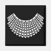 Ruth Bader Ginsburg, Dissent collar RBG Magneet (Voorkant)