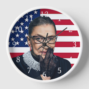 Ruth Bader Ginsburg met Amerikaanse vlag