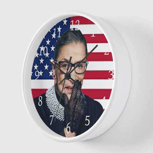 Ruth Bader Ginsburg met Amerikaanse vlag (Hoek)