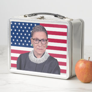 Ruth Bader Ginsburg met de vlag van de VS