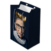 Ruth Bader Ginsburg met Gold Crown Medium Cadeauzakje (Voorkant Gekanteld)