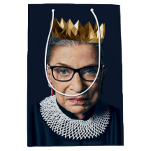 Ruth Bader Ginsburg met Gold Crown