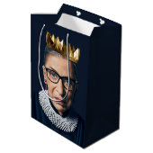 Ruth Bader Ginsburg met Gold Crown Medium Cadeauzakje (Achterkant Gekanteld)