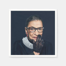 Ruth Bader Ginsburg met handschoen