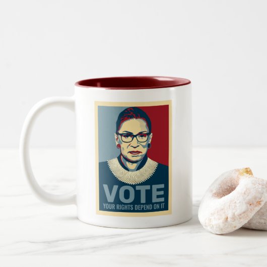 Ruth Bader Ginsburg Modern Pop-Art Vote Tweekleurige Koffiemok (Met donut)