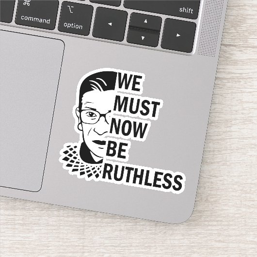 Ruth Bader Ginsburg, we moeten nu meedogenloos zij Sticker (Detail)