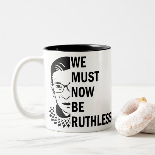 Ruth Bader Ginsburg, we moeten nu meedogenloos zij Tweekleurige Koffiemok (Met donut)