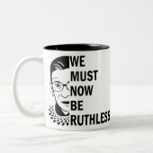Ruth Bader Ginsburg, we moeten nu meedogenloos zij Tweekleurige Koffiemok (Links)