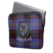 Rutherford Scottish Clan Tartan and Crest Laptop Sleeve (Voorkant Links)