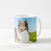Ruw collie in een Buutercup beemdje Koffiemok (Voorkant rechts)