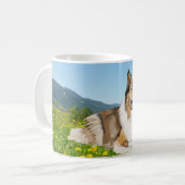 Ruw collie in een Buutercup beemdje Koffiemok (Voorkant links)