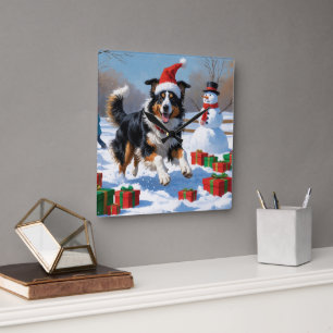 Ruw Collie loopt in de sneeuw met kerstmuts Vierkante Klok