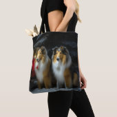 Ruw Collie Snowy Sleigh Kerstmisdecor Tote Bag (Dichtbij)