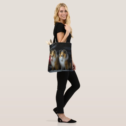 Ruw Collie Snowy Sleigh Kerstmisdecor Tote Bag (Op model)