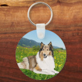 Ruw Collie tegen een bekerwei. Sleutelhanger (Voorkant)