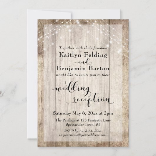 Ruw hout en verlichte slingers bruiloftsfeest kaart (Voorkant)