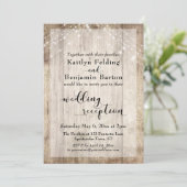 Ruw hout en verlichte slingers bruiloftsfeest kaart (Staand voorkant)