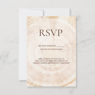 Ruw houten plak boomring gereserveerde stoelen voo RSVP kaartje