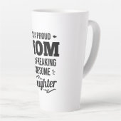 Ruw mam van een Geweldige dochter Latte Mok (Rechterhoek)