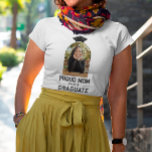 Ruw mama van Afstuderen Arch Shaped Photo T-shirt<br><div class="desc">Proud mama afstuderen in shirt gepersonaliseerd met een foto van het afstuderen jaar en het jaar met een afstudeerkap die een boog vormde foto van je zoon of dochter crowdsourcet.</div>