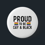 Ruw om homo en zwart te zijn ronde button 5,7 cm<br><div class="desc">Proud to be Gay and Black gay,  lgbt,  black,  gay,  pride,  gave,  grappig,  lqbtq,  liefde,  biseksueel,  transgender,  queer,  protesteren,  zwart,  regenboog,  blauw,  vlag,  bi,  transhomoseksuele dochter,  cadeautjes</div>