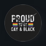 Ruw om homo en zwart te zijn ronde klok<br><div class="desc">Proud to be Gay and Black gay,  lgbt,  black,  gay,  pride,  gave,  grappig,  lqbtq,  liefde,  biseksueel,  transgender,  queer,  protesteren,  zwart,  regenboog,  blauw,  vlag,  bi,  transhomo,  dochter,  cadeautjes</div>