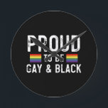 Ruw om homo en zwart te zijn ronde klok<br><div class="desc">Proud to be Gay and Black gay,  lgbt,  black,  gay,  pride,  gave,  grappig,  lqbtq,  liefde,  biseksueel,  transgender,  queer,  protesteren,  zwart,  regenboog,  blauw,  vlag,  bi,  transhomo,  dochter,  cadeautjes</div>