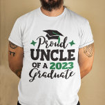 Ruw oom 2022 afstuderen zwarte groene tassel t-shirt<br><div class="desc">Viel het afstuderen van je nichtje of neefje met dit moderne t-shirt met een "Proud UNCLE of a 2022 Afstuderen"-typografie in zwart-wit; pas dit t-shirt gemakkelijk aan met het afstuderen jaar door het veld sjabloon te bewerken. Dit t-shirt maakt deel uit van onze 'Afstuderen Family Matching T-Shirts' met veel coördinerende...</div>