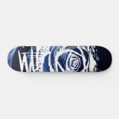 Ruw Roos Graffiti Kunst – Witte Drip Roos op Blauw Persoonlijk Skateboard (Horizontaal)