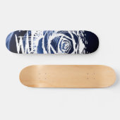 Ruw Roos Graffiti Kunst – Witte Drip Roos op Blauw Persoonlijk Skateboard (Horizontaal)