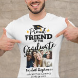 Ruw Vriend van de afstuderen fotonaam T-shirt<br><div class="desc">Het afstuderen van je vriend vieren met dit moderne T-shirt met een "Proud FRIEND of the Afstuderen" onderschrift in zwarte hedendaagse lettertypen, versierd met een afstudeerder pet met een gouden tassel. Pas dit t-shirt eenvoudig aan met een afbeelding van de afstuderen, het afstuderen jaar en de naam van de school...</div>