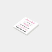 Ruw vrouw van een dominee die bl aanmoedigt post-it® notes (Schuin)
